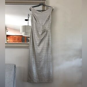 ✨ Ralph Lauren Silver Metallic Maxi Dress – Size 10 ✨
💫 Worn only once